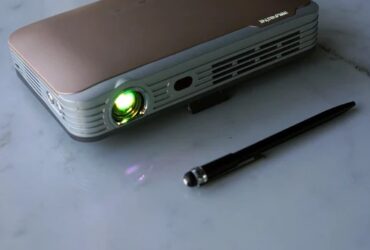 Short throw projector