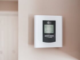 Maximize Comfort and Efficiency: The Benefits of a Heating and Cooling Thermostat