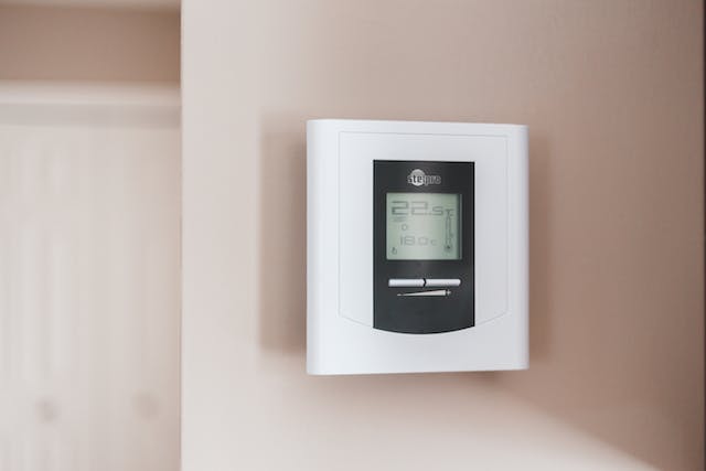 Maximize Comfort and Efficiency: The Benefits of a Heating and Cooling Thermostat